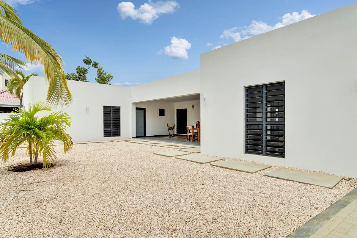 Villa Dos Hermanos in Kralendijk, interior and surroundings
