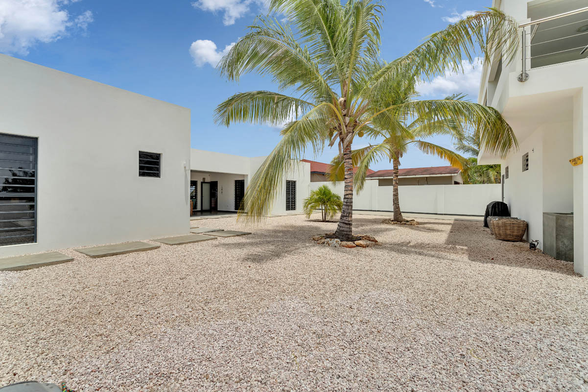 Villa Dos Hermanos in Kralendijk, interior and surroundings
